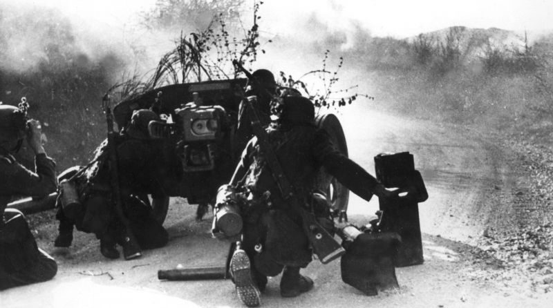 Расчет 50-мм противотанковой пушки PaK 38 в бою в Италии. Май 1944 г. 
