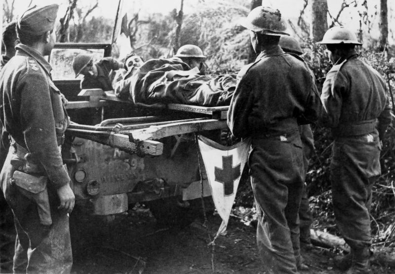 Эвакуация раненого на джипе «Виллис» под Монте-Кассино. Январь 1944 г. 