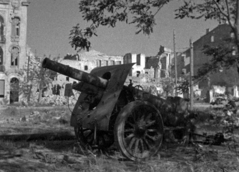 Немецкая 155-мм пушка, брошенная на улице Сенявина в Севастополе. Май 1944 г. 