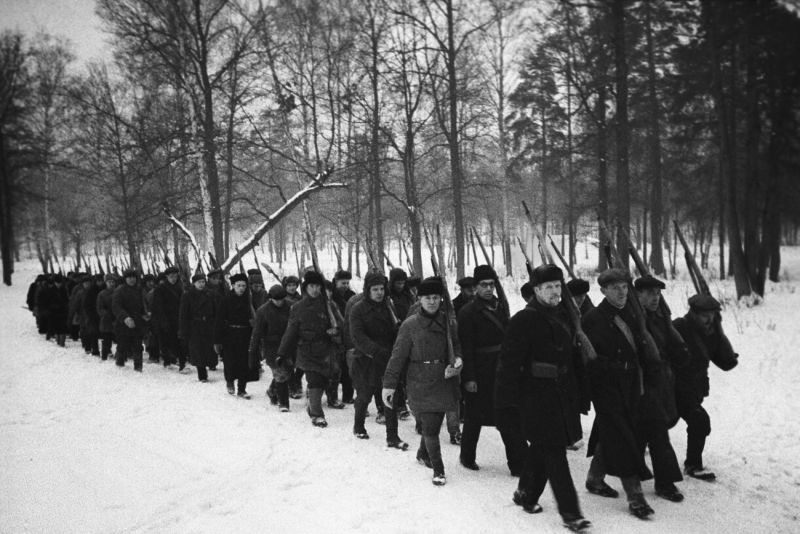 Московские ополченцы во время обучения в парке «Сокольники». Ноябрь 1941 г. 