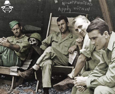 Американские летчики отдыхают с японским черепом. 1944 г.