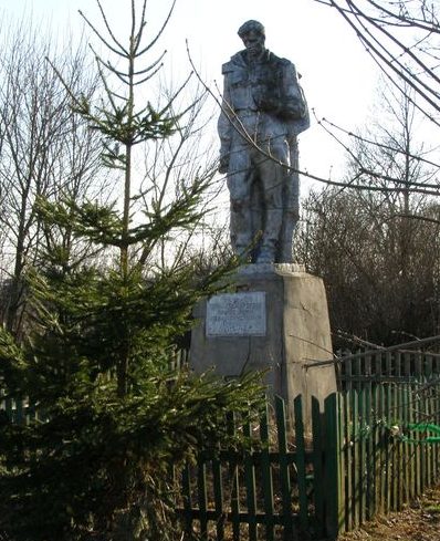 с. Костобобров Семеновского р-на. Памятник у школы, установленный на братской могиле воинов, погибших при освобождении села. 