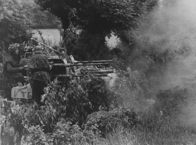 Расчет 20-мм зенитной установки Flakvierling-38 в районе Карантана. Июнь 1944 г. 