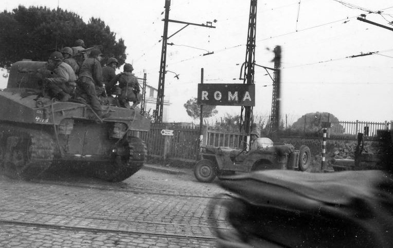 Средний танк M4 «Шерман» входит в Рим. Июнь 1944 г. 