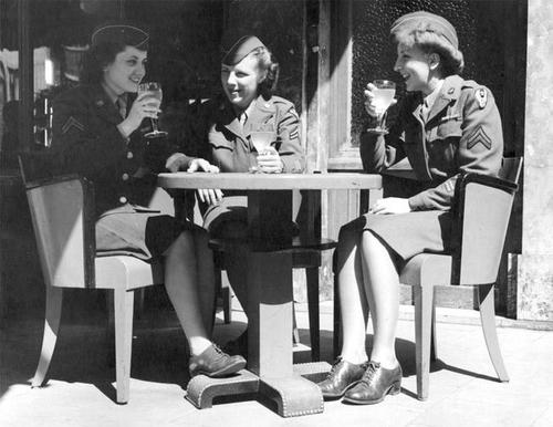 Служащие WAAC на отдыхе. 1944 г. 