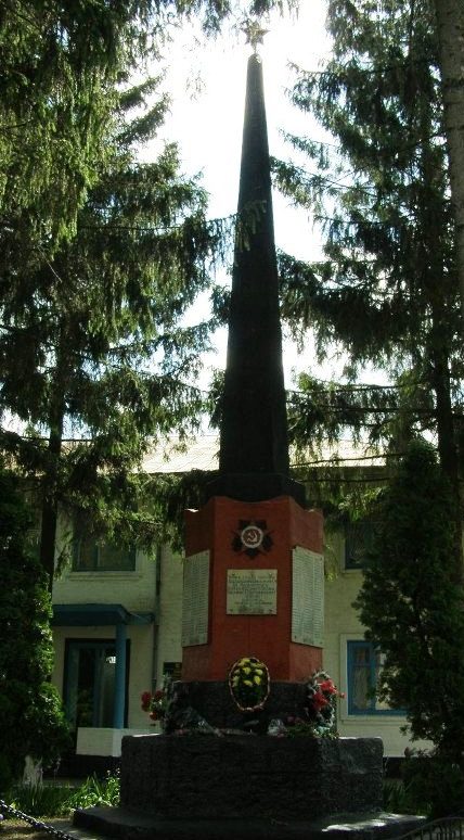 с. Круты Нежинского р-на. Памятник погибшим односельчанам, установленный в 1969 году.