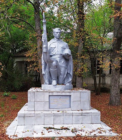 с. Кунашовка Нежинского р-на. Памятник, установленный в 1958 году на братской могиле воинов, погибших при освобождении села. 