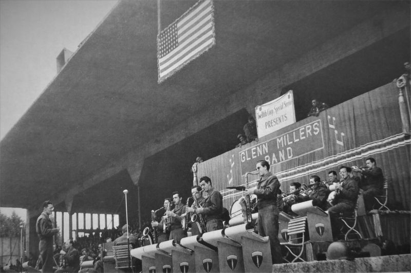 Армейский оркестр ВВС США на американской военной базе в Великобритании. 1944 г. 