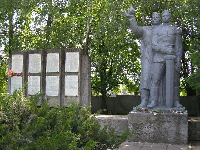 с. Кунашовка Нежинского р-на. Памятник погибшим односельчанам, установленный в 1980 году.