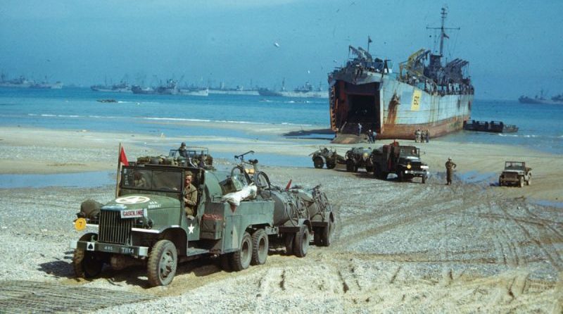Грузовики GMC CCKW-353D1/D2 на нормандском берегу. Июнь 1944 г. 