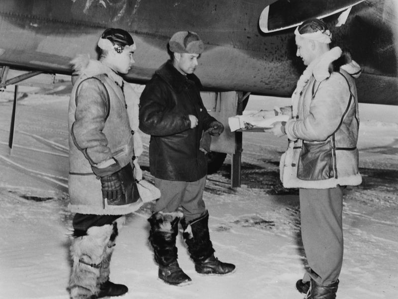 Советские пилоты на аэродроме Лэдд Филд на Аляске. 1944 г. 