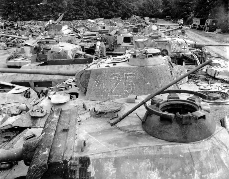 Отстойник поврежденной немецкой бронетехники. Франция, 1944 г.