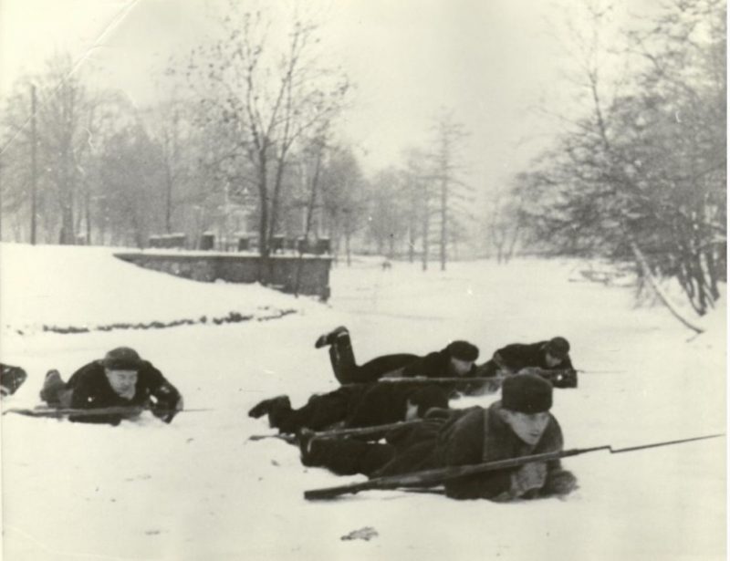 Ополченцы военно-учебного пункта Петроградского района готовятся к боям. 1941 г.