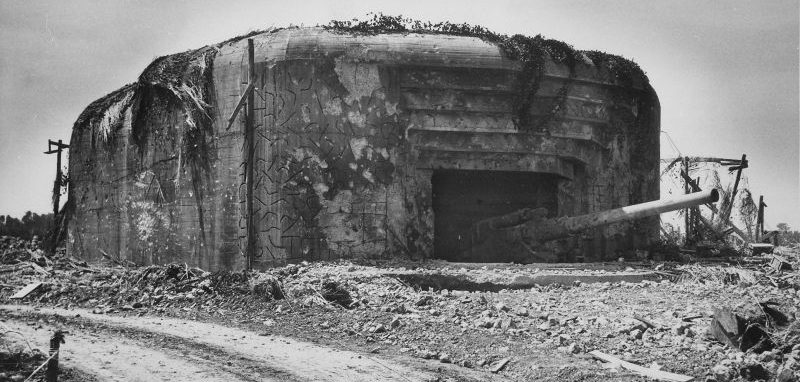 Захваченные солдатами США бункеры батареи с 210-мм орудиями Skoda. Июнь 1944 г. 
