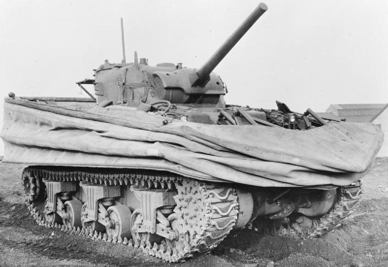 Плавающий танк Sherman DD со сложенным экраном. 1944 г. 