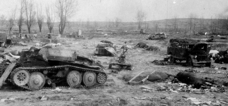 Немецкий легкий разведывательный танк Aufklärungspanzer 38 (t), разбитый советскими штурмовиками в районе Кальхольц. Март 1945 г. 