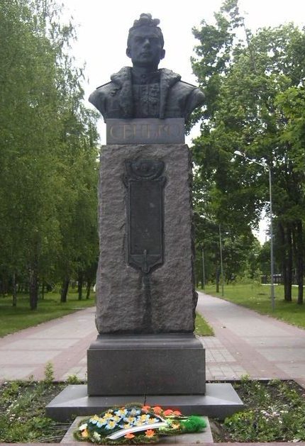  г. Семеновка. Бюст дважды Героя Советского Союза В.В. Сенько, установленный в 1950 году.
