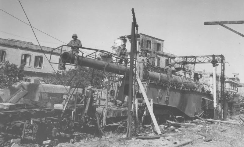 Захваченное 280-мм железнодорожное орудие Krupp K5, поврежденное в результате союзнических бомбардировок депо итальянского города Чивитавеккья. Июнь 1944 г. 