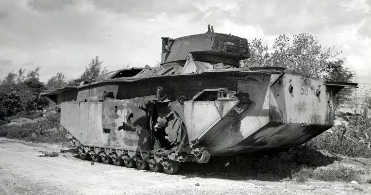 Десантная амфибия LVT(A)-4, подбитая в районе аэродрома Каран-Каноа на Сайпане. Июль 1944 г. 
