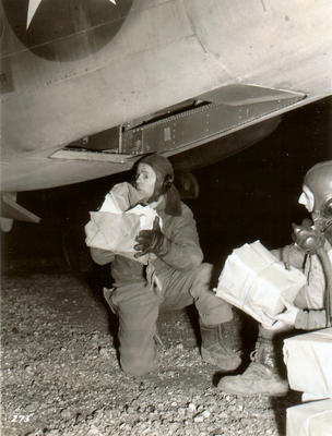 Экипаж Douglas A-20, загружающий листовки в аэропорту Гроссето. 1944 г. 