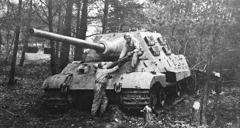 Тяжелый истребитель танков «Ягдтигр». Март 1945 г. 