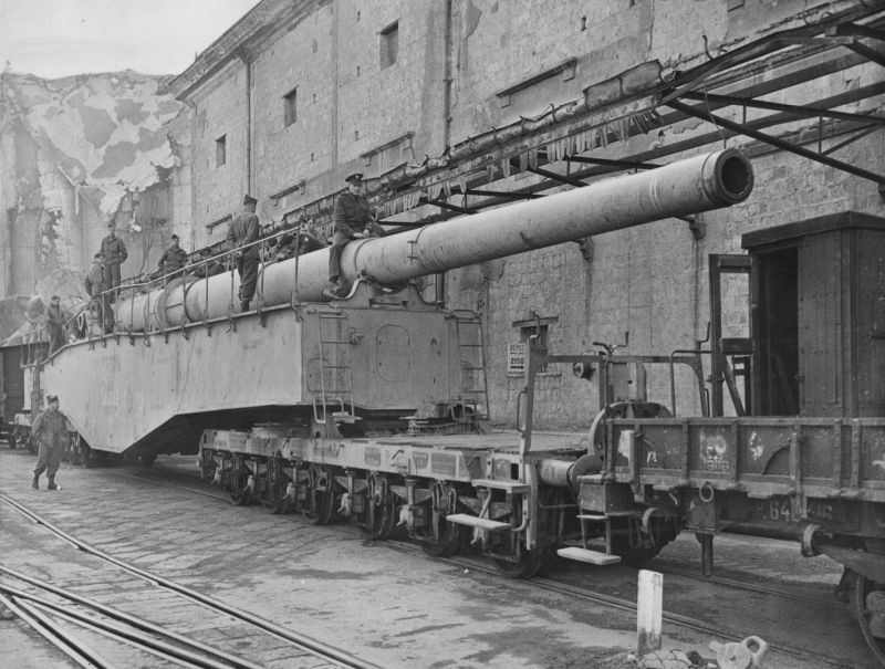 Захваченное 280-мм железнодорожное орудие Krupp K5, поврежденное в результате союзнических бомбардировок депо итальянского города Чивитавеккья. Июнь 1944 г. 