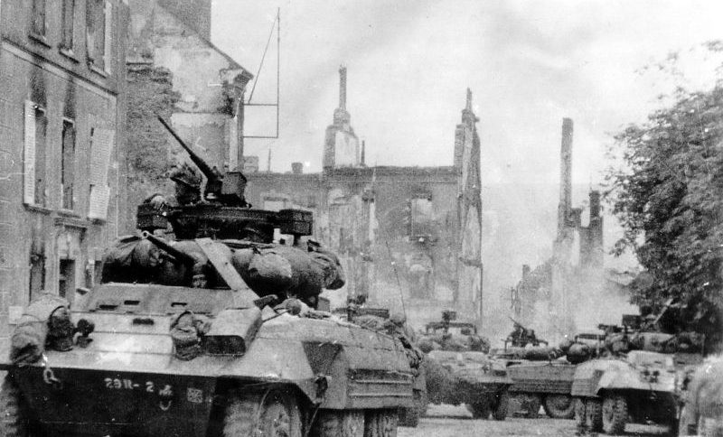 Бронеавтомобили М8 «Грейхаунд» в местечке Сен-Круа. Июль 1944 г. 