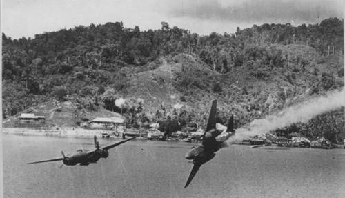 А-20, сбитый японским зенитным огнем, попадает в бухту у Кокаса. 1944 г. 