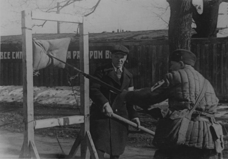 Сдача зачета по приемам штыкового боя на военно-учебном пункте в Ленинграде. Апрель 1942 г. 