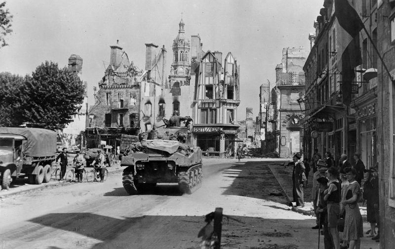 Танк М4 «Шерман» на площади освобожденного французского города Авранш. Июль 1944 г.