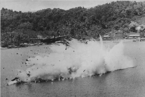 А-20, сбитый японским зенитным огнем, попадает в бухту у Кокаса. 1944 г. 