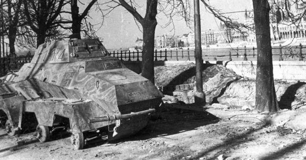Бронеавтомобиль Sd.Kfz. 231 брошенный на набережной Дуная у Цепного моста в Будапеште. Март 1945 г. 