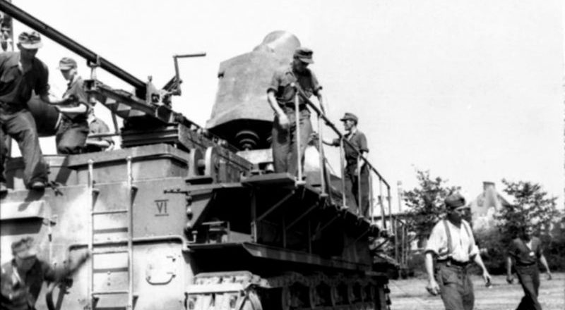 Расчет 600-мм самоходной мортиры «Циу» во время подавления варшавского восстания. Август 1944 г. 
