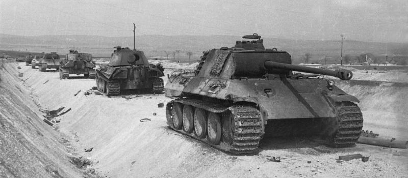Танки Pz.Kpfw. V «Пантера», уничтоженные советской артиллерией на границе Венгрии и Австрии. Март 1945 г. 