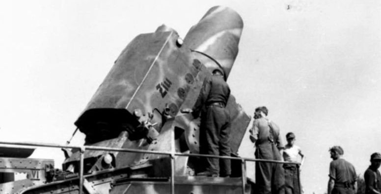 Расчет 600-мм самоходной мортиры «Циу» во время подавления варшавского восстания. Август 1944 г. 