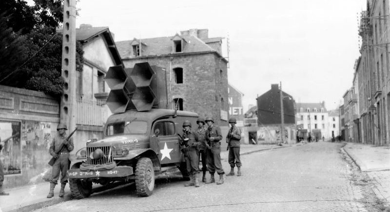 Звуковещательная установка на безе автомобиля Dodge WC54. Сен-Мало, август 1944 г. 