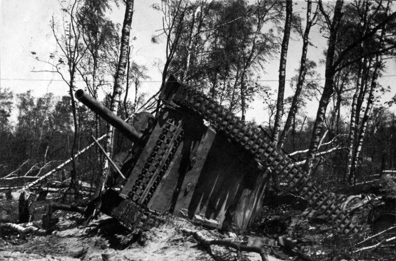 САУ «Хуммель», уничтоженная в районе парка Плантаже в городе Пиллау. Апрель 1945 года.