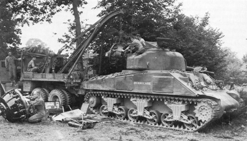 Замена двигателя на танке М4 «Шерман». Август 1944 г. 