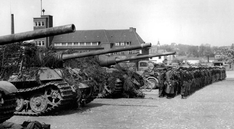 Истребители танков «Ягдтигр» на площади Адольф-Гитлер-Плац в Изерлоне. Апрель 1945 г. 
