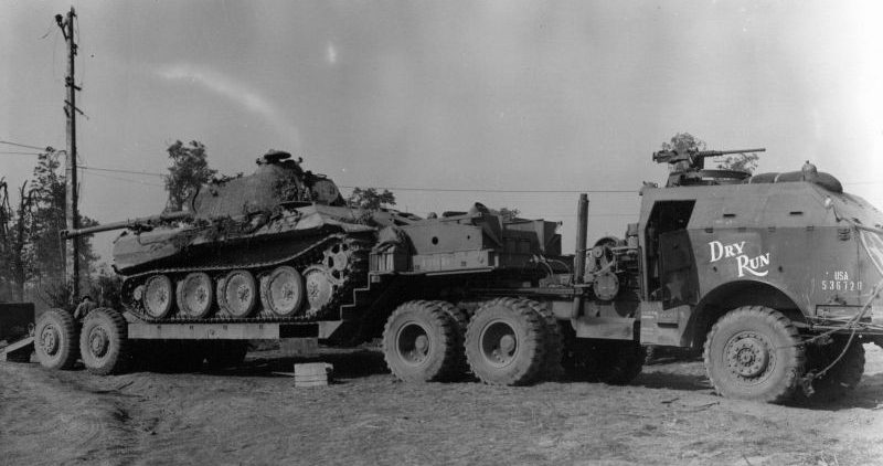 Немецкий танк «Пантера» на бронированном тягаче M25 Tank Transporter. Август 1944 г. 
