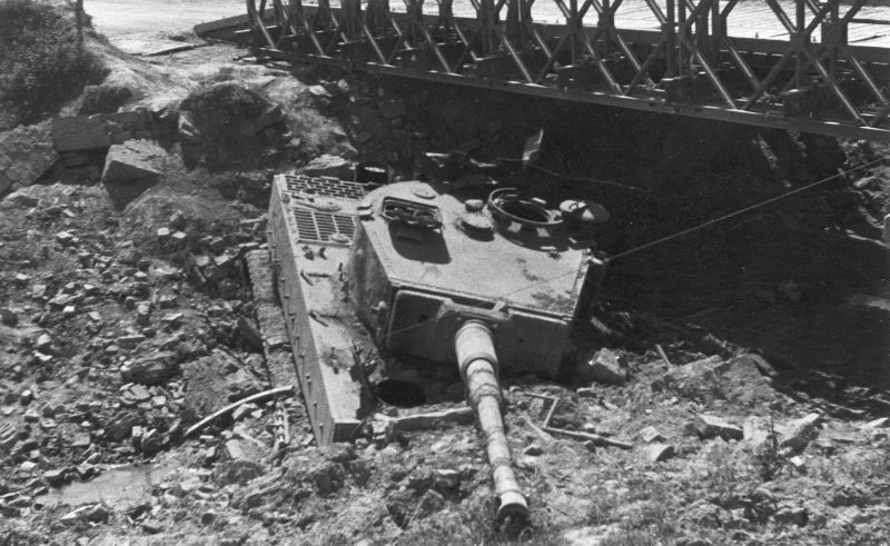 Танк Pz.Kpfw. VI «Тигр», застрявший в городе Медичина. Апрель 1945 г. 