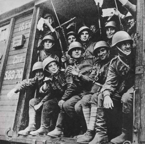 Бойцы польской дивизии Костюшко на пути к фронту. 1943 г. 