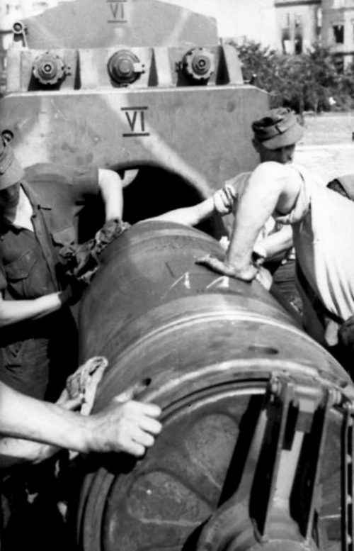 Расчет 600-мм самоходной мортиры «Циу» во время подавления варшавского восстания. Август 1944 г.