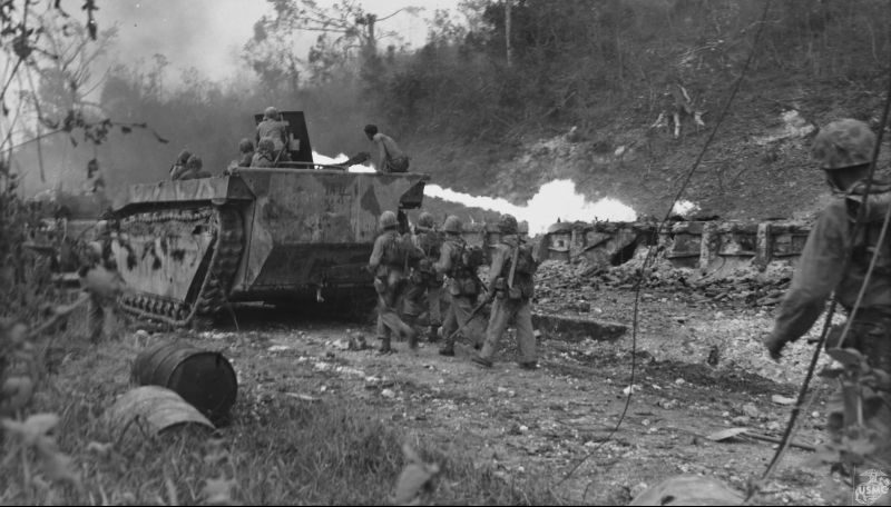 Морские пехотинцы под прикрытием амфибии LVT-4 во время боев за остров Нджедбус. Сентябрь 1944 г. 