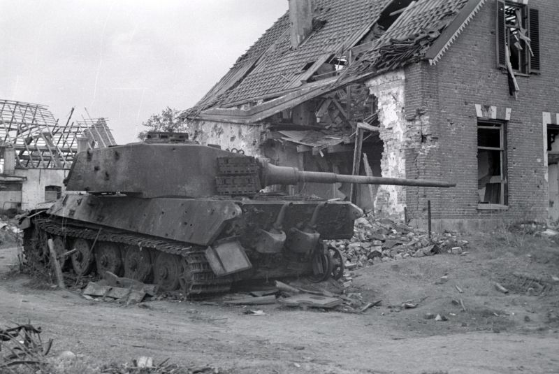 Танк Pz.Kpfw. VI Ausf. B, подбитый во время освобождения Остербека. Апрель 1945 г. 