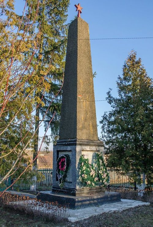 с. Новый Белоус Черниговского р-на. Памятник 129 односельчанам, погибшим в годы войны, установленный в 1965 году.