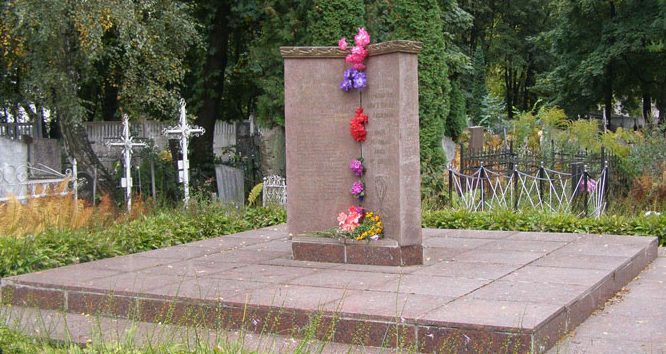г. Нежин. Братская могила членов Нежинской комсомольско-молодежной подпольной организации, расстрелянных в ночь с 6 на 7 сентября 1943 года. 