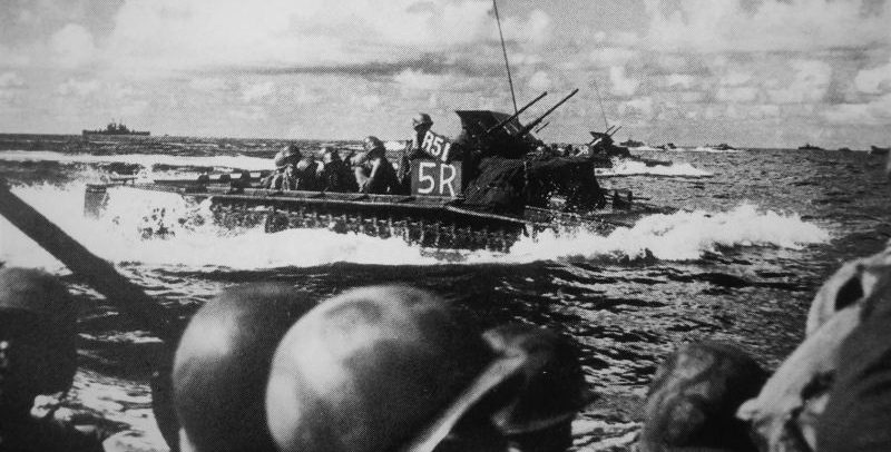 Плавающие бронетранспортеры LVT-2 на пути к острову Ангаур. Сентябрь 1944 г. 