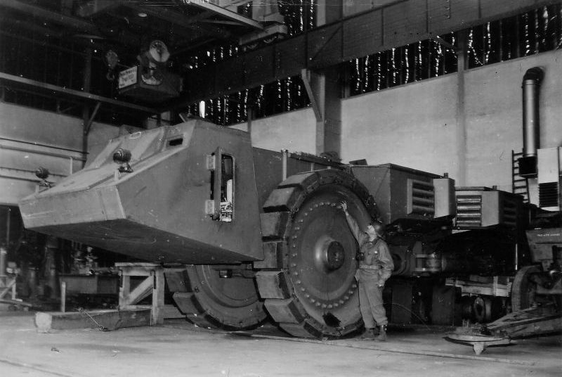 Опытный образец немецкого тяжелого 130-тонного минного тральщика Krupp Raumer-S, захваченный на артиллерийском полигоне в Хиллерслебене, Германия. Апрель 1945 г.