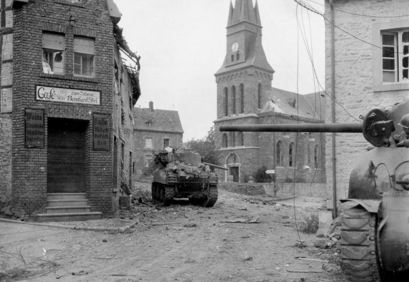 Танки М4А1(76) «Шерман» после боя за немецкий городок Шевенхютте. Сентябрь 1944 г. 